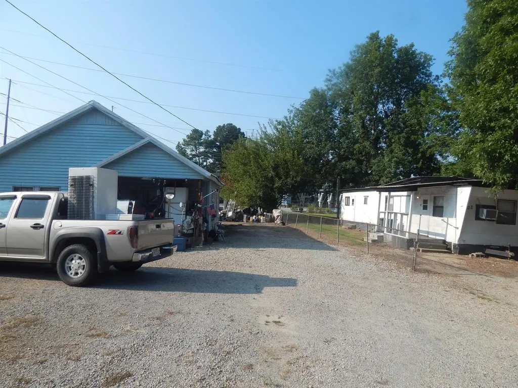 908 E Ct