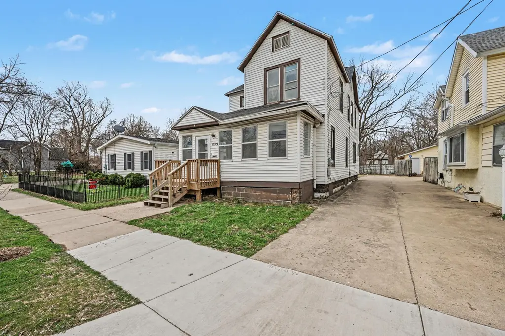 1349 Krom St