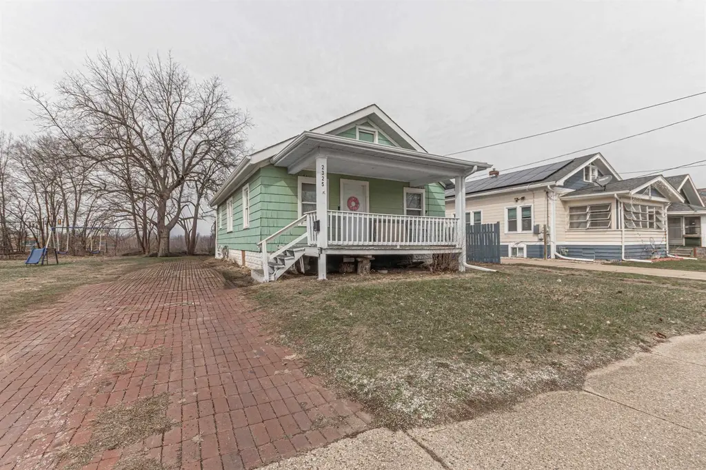 2325 S 4th St