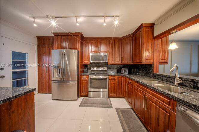 1660 NE 191st St Unit 410-1