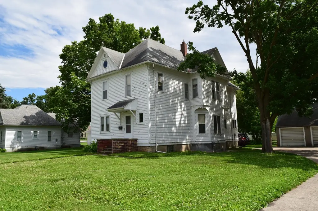 216 Cleveland Ave Ave W