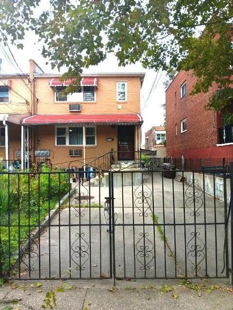 1023 E 224th St