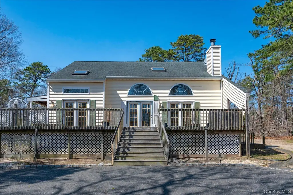 221 E Montauk Hwy