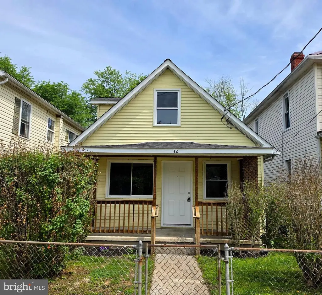 32 E Roberts St