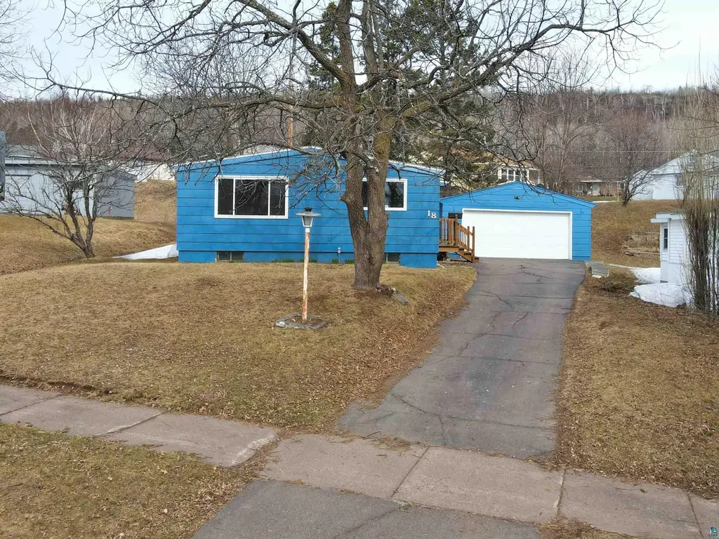 18 Banks Blvd