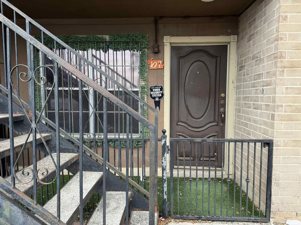 4902 Marcella Ave #107