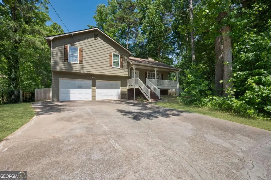 30 White Pines Ln