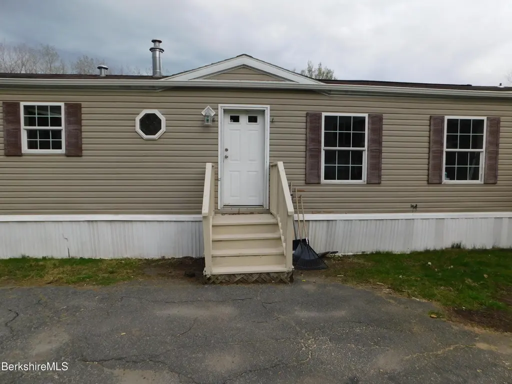 3 Lakewood Cir