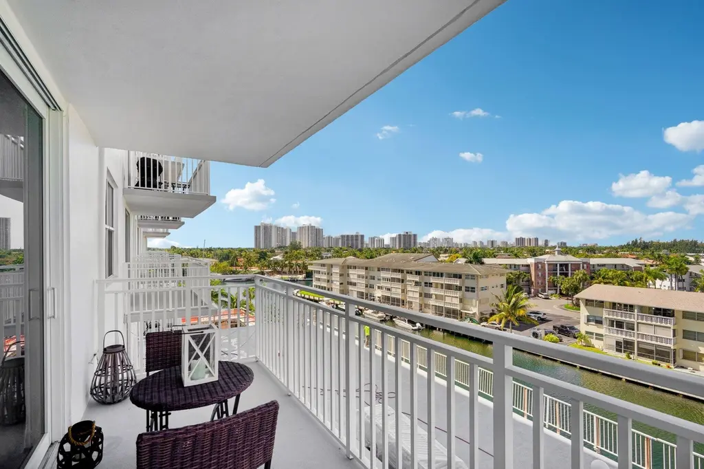 427 Golden Isles Dr Unit 6d