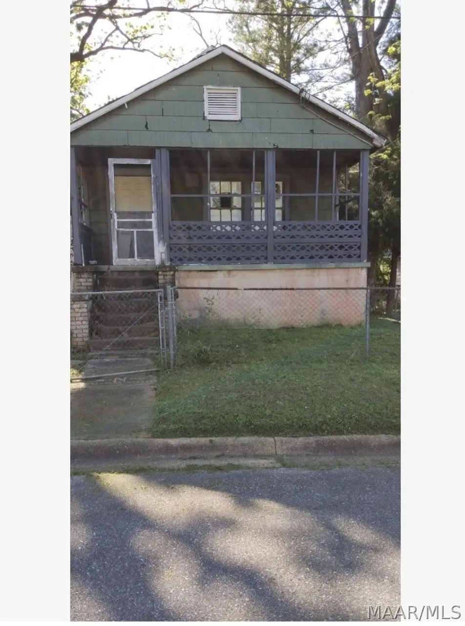 1320 Maple St