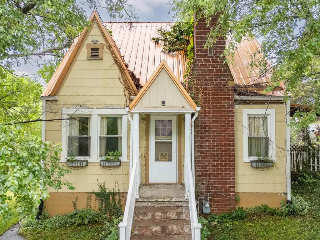 15 Fourth St SE
