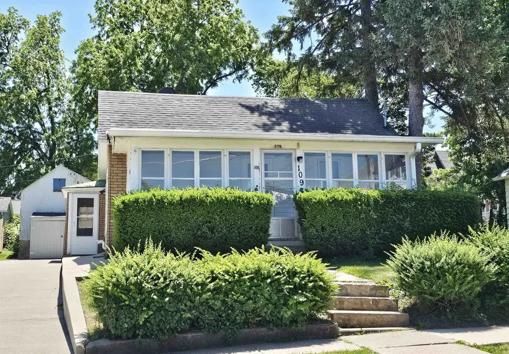 109 E Maple St