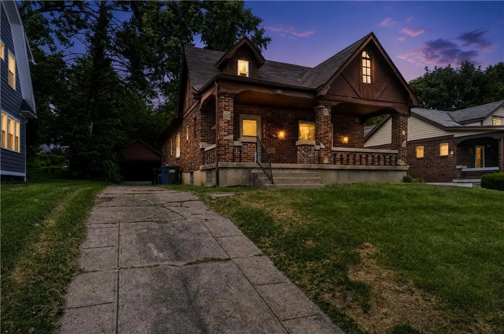 521 W Parkwood Dr