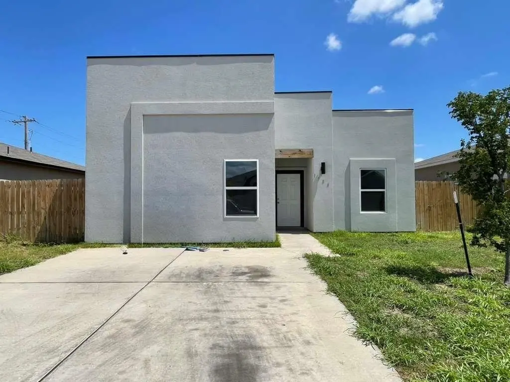 1504 Estudiantes Dr