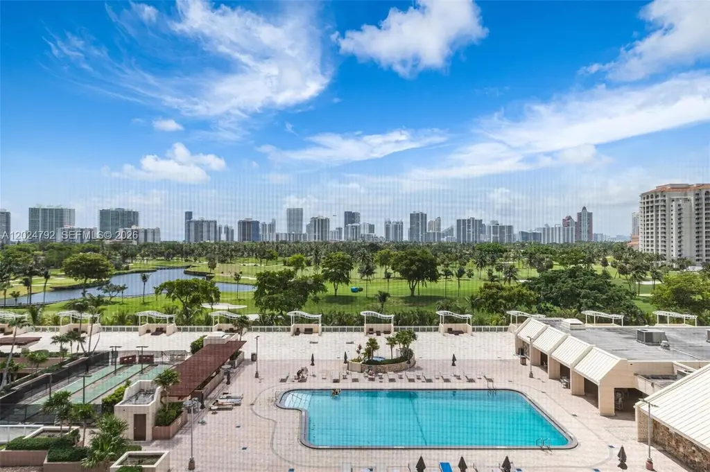 20301 W Country Club Dr #825