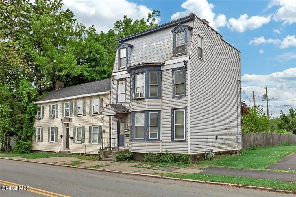 715 2nd Ave