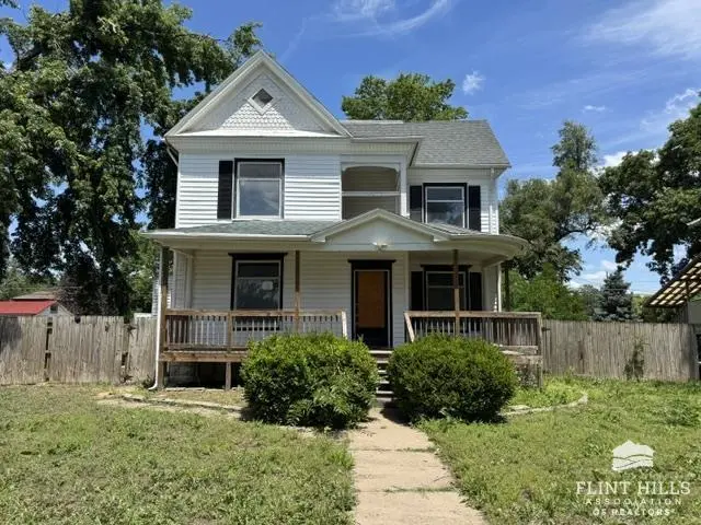 408 W 8th St