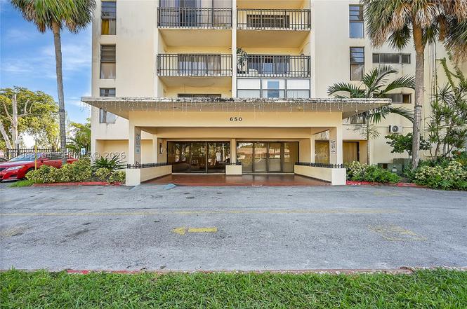 650 NE 149th St Unit 406A