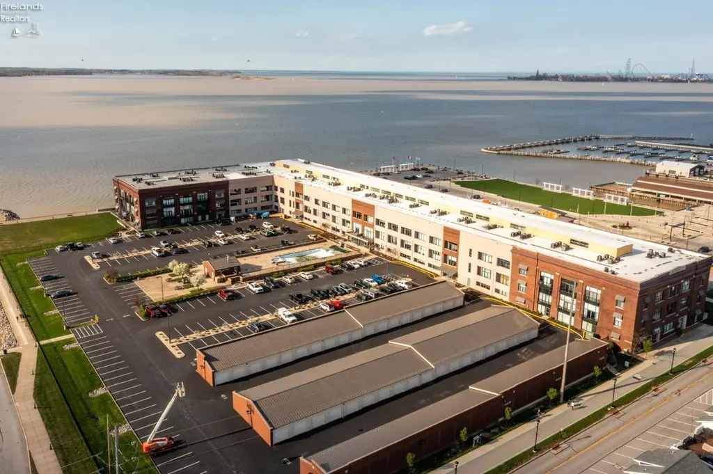 401 W Shoreline Dr #102