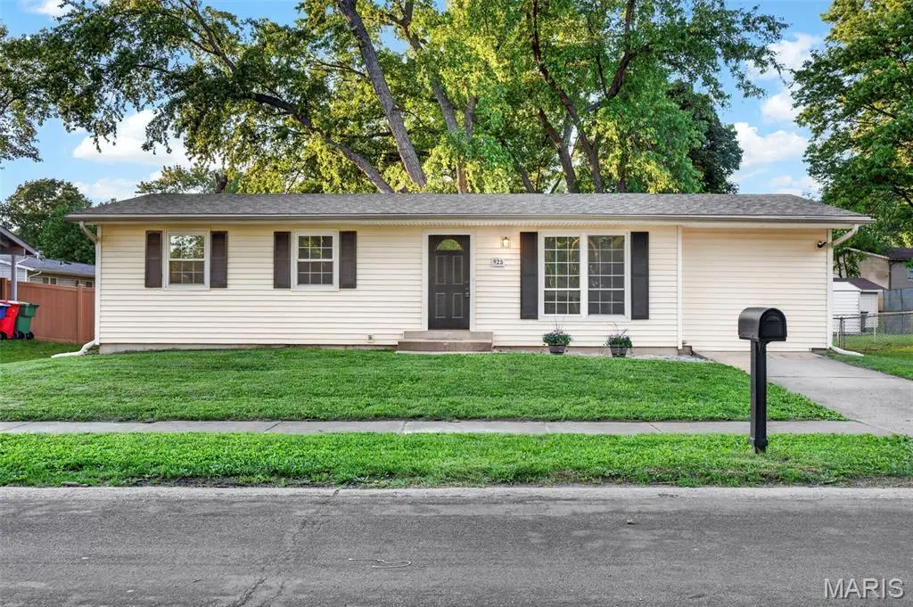 925 Dewayne Dr