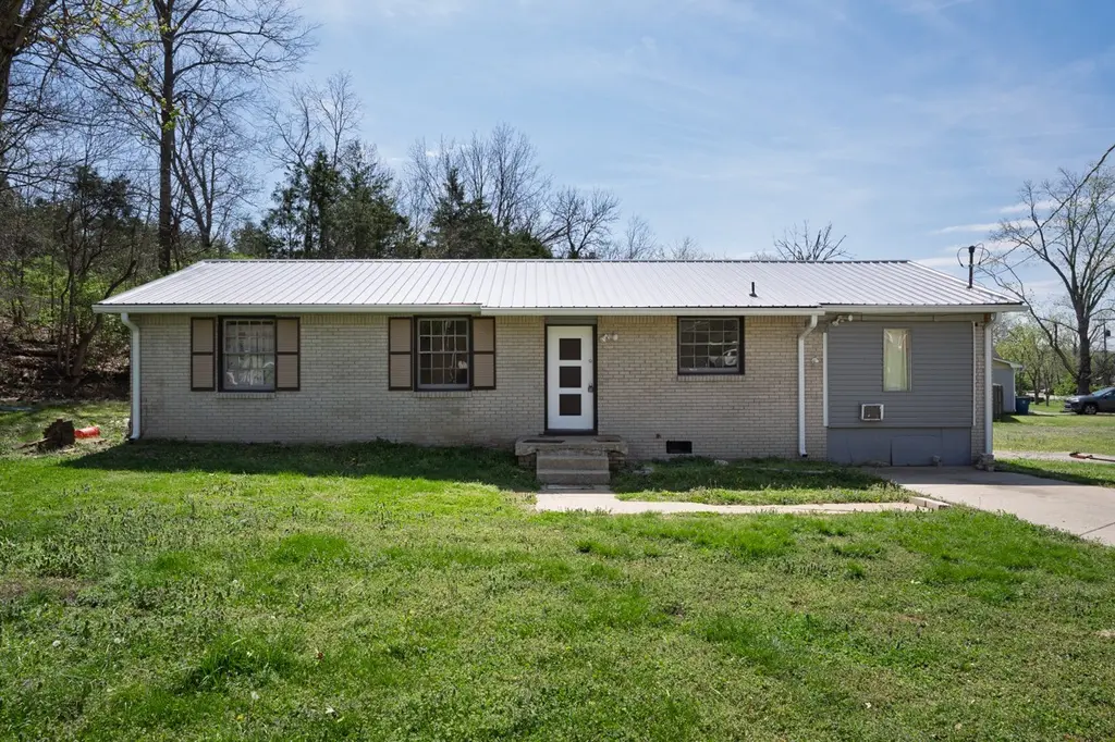 104 Hilltop Dr