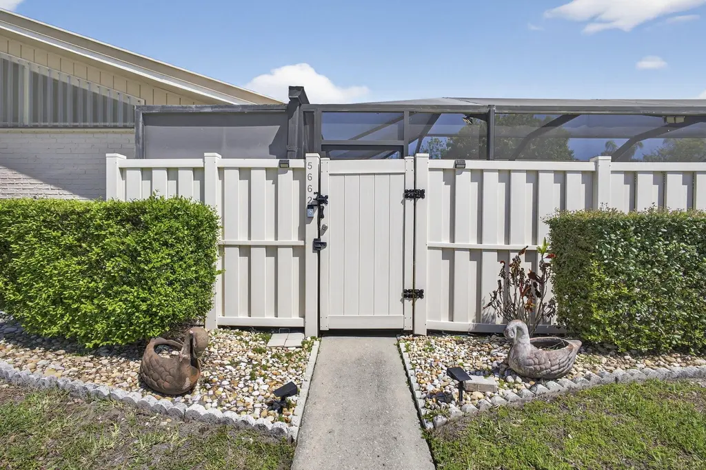 5662 Golden Eagle Cir
