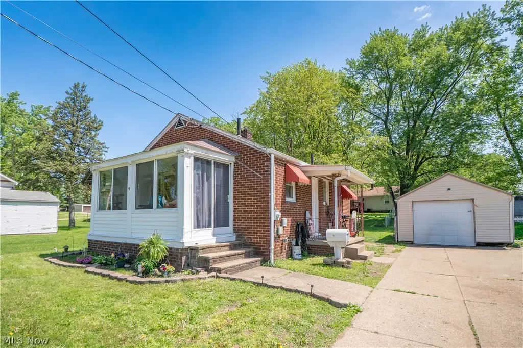 462 Fenton Ave NE
