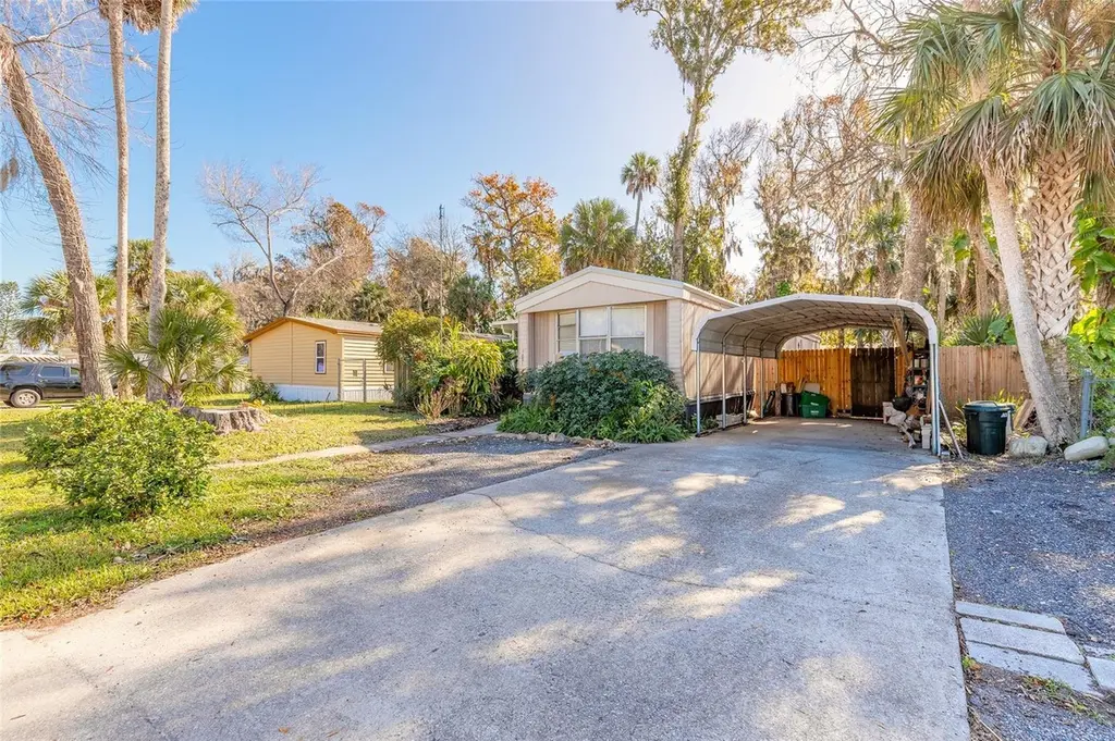 1051 Green Acres Cir N