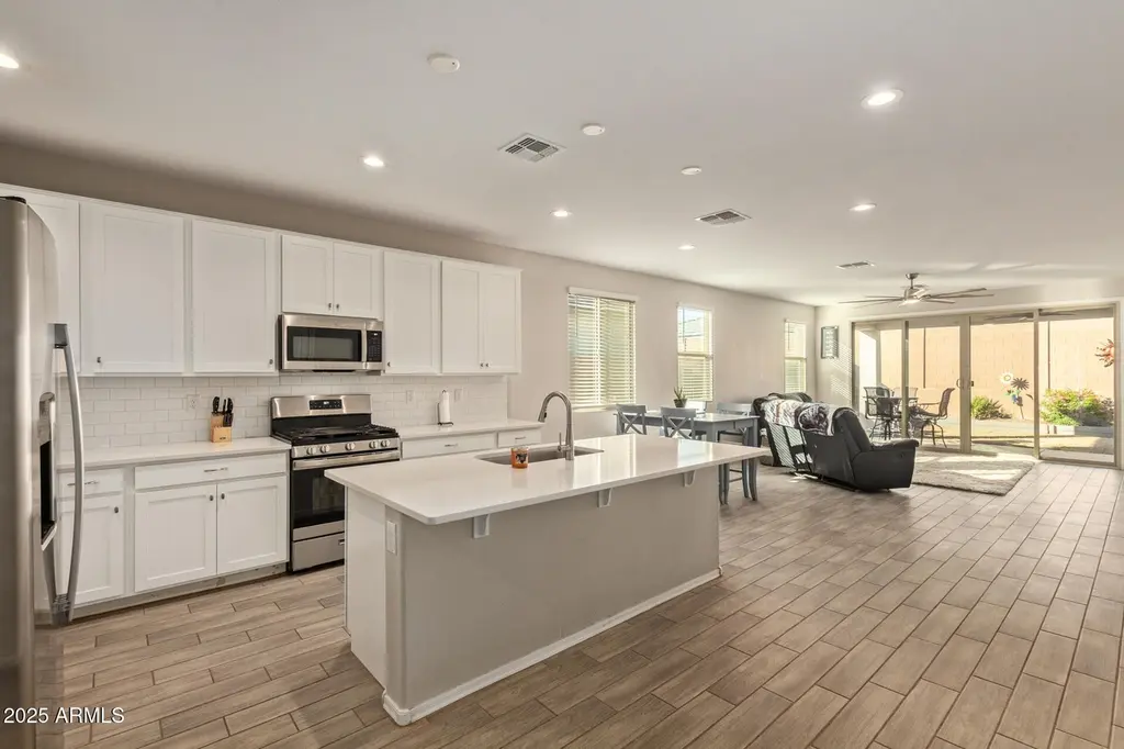 18572 W Cottontail Ln
