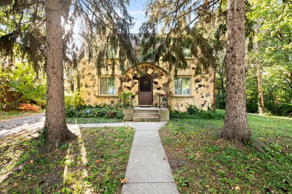 1310 Scott Ave