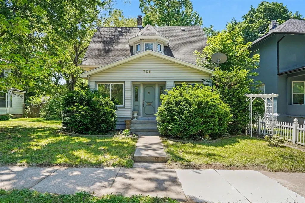 728 Adams St SE