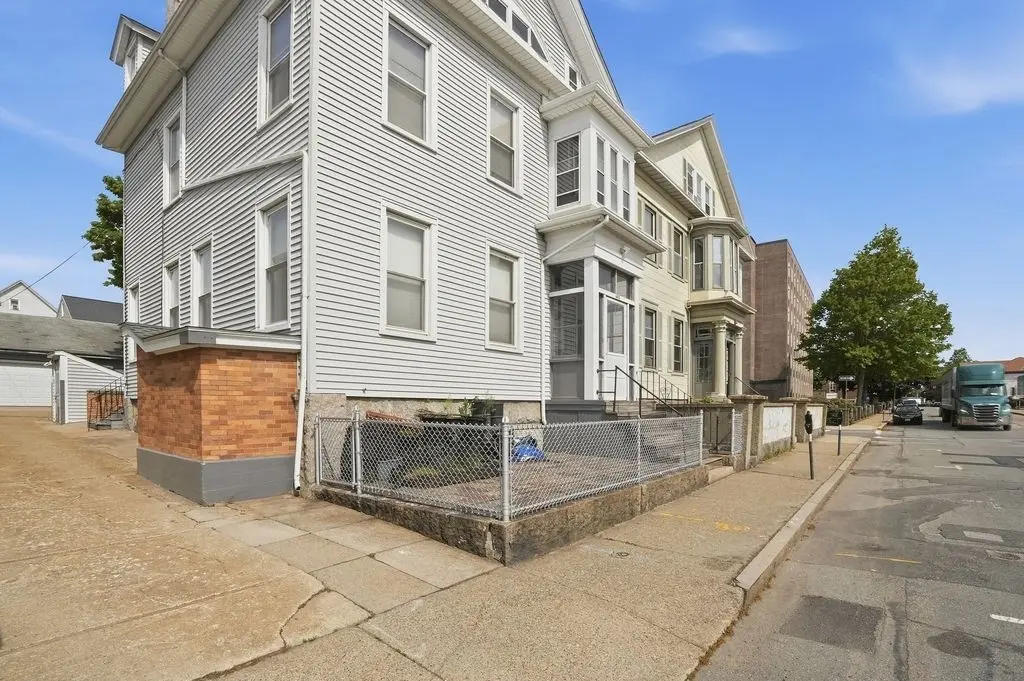483 County St