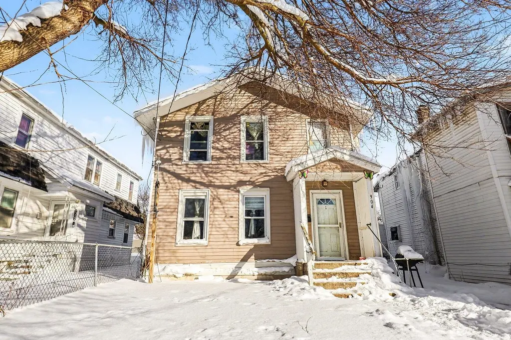 904 College Ave NE