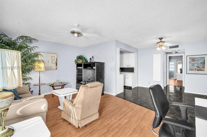 4051 N Newport N #4051