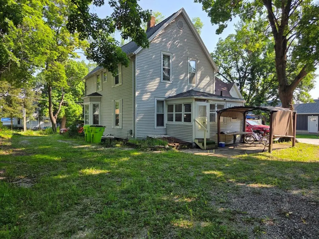 109 W Geneva St