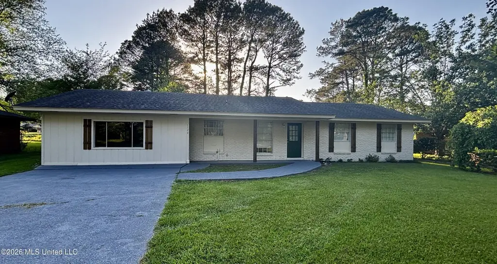 1124 Smith Ln