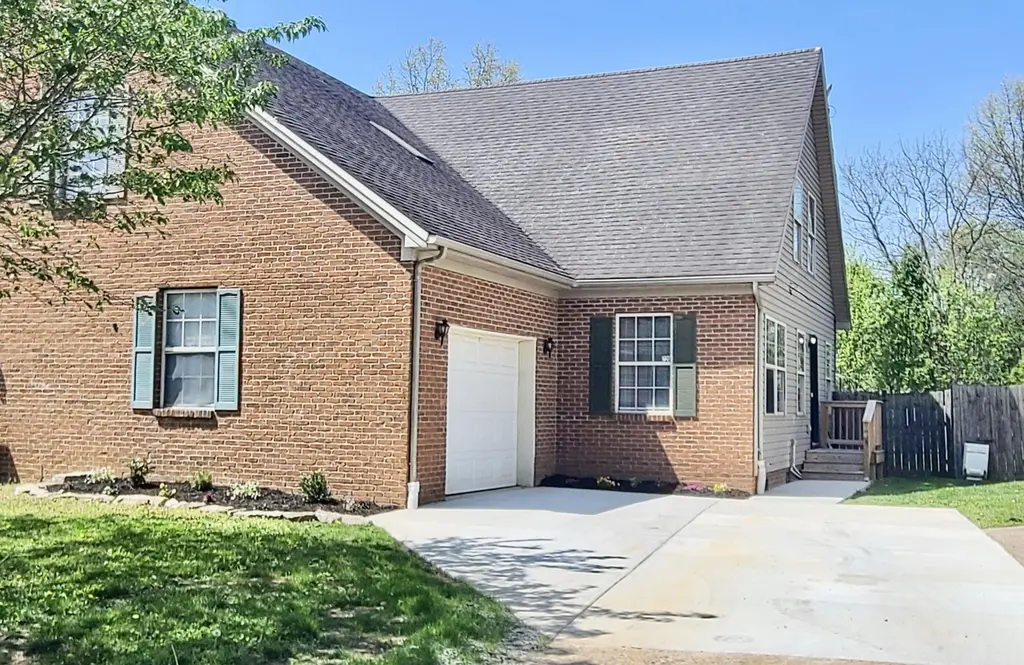 220 Tanbark Dr