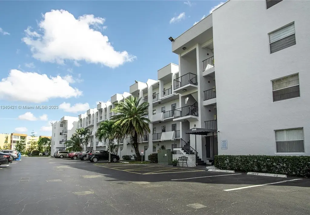 2998 Sunrise Lakes Dr E #116