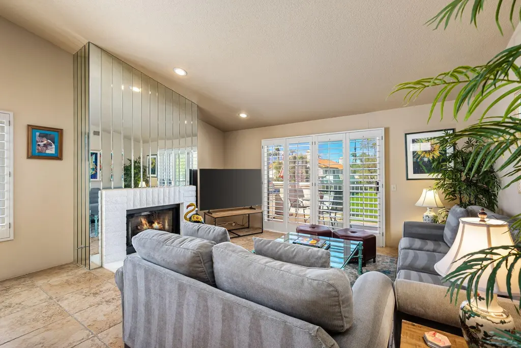 688 Vista Lago Cir