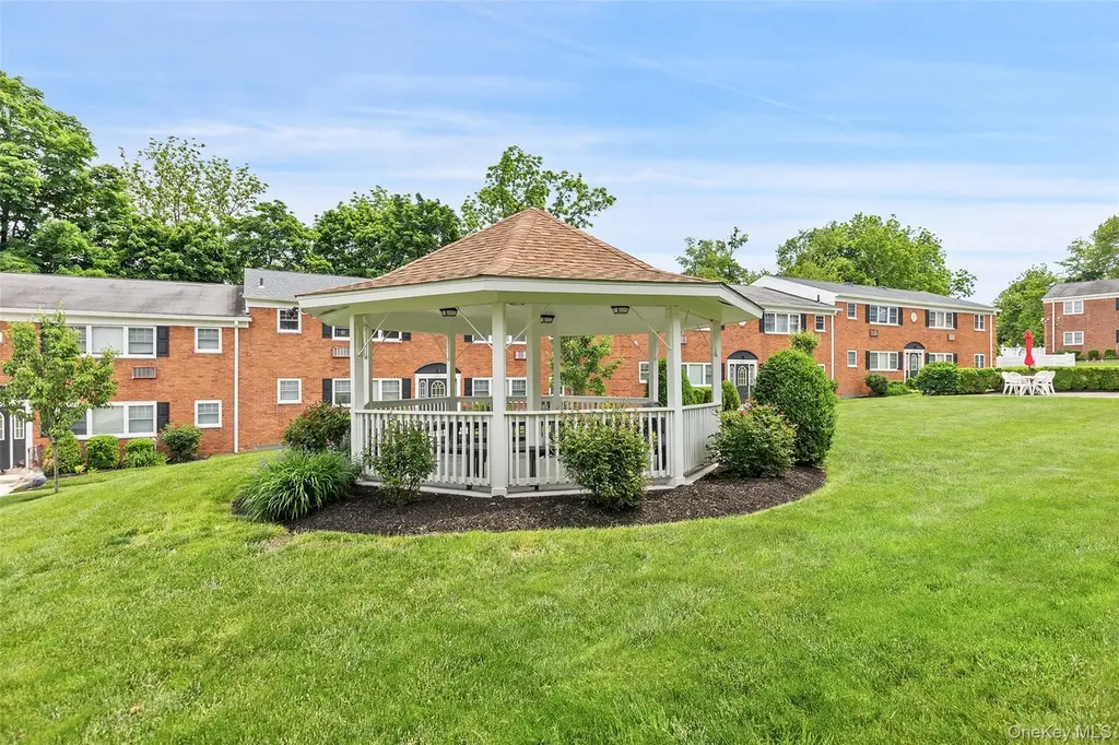 1879 Crompond Rd Unit F3