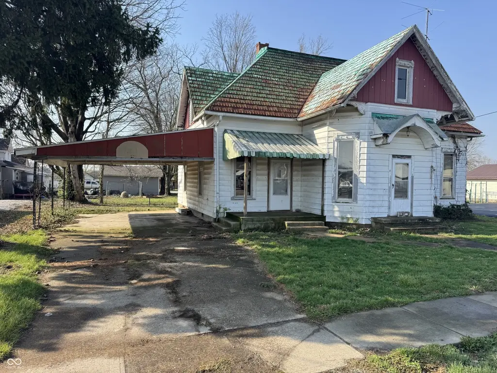 4 W Water St