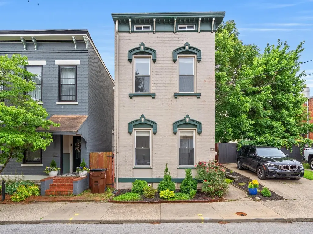 111 E 9th St