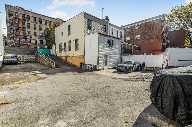 1151 Saint Lawrence Ave