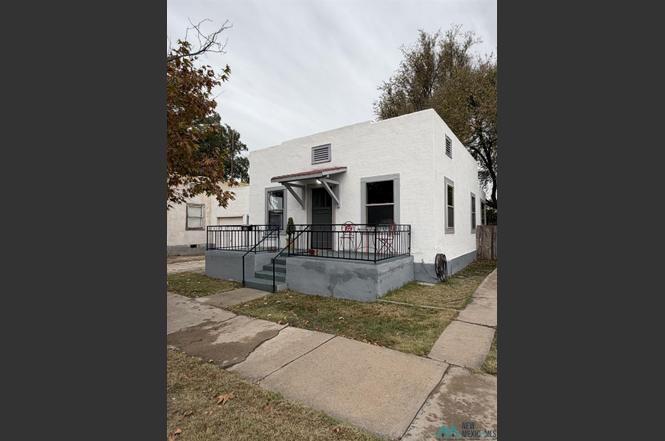 310 W 1st St