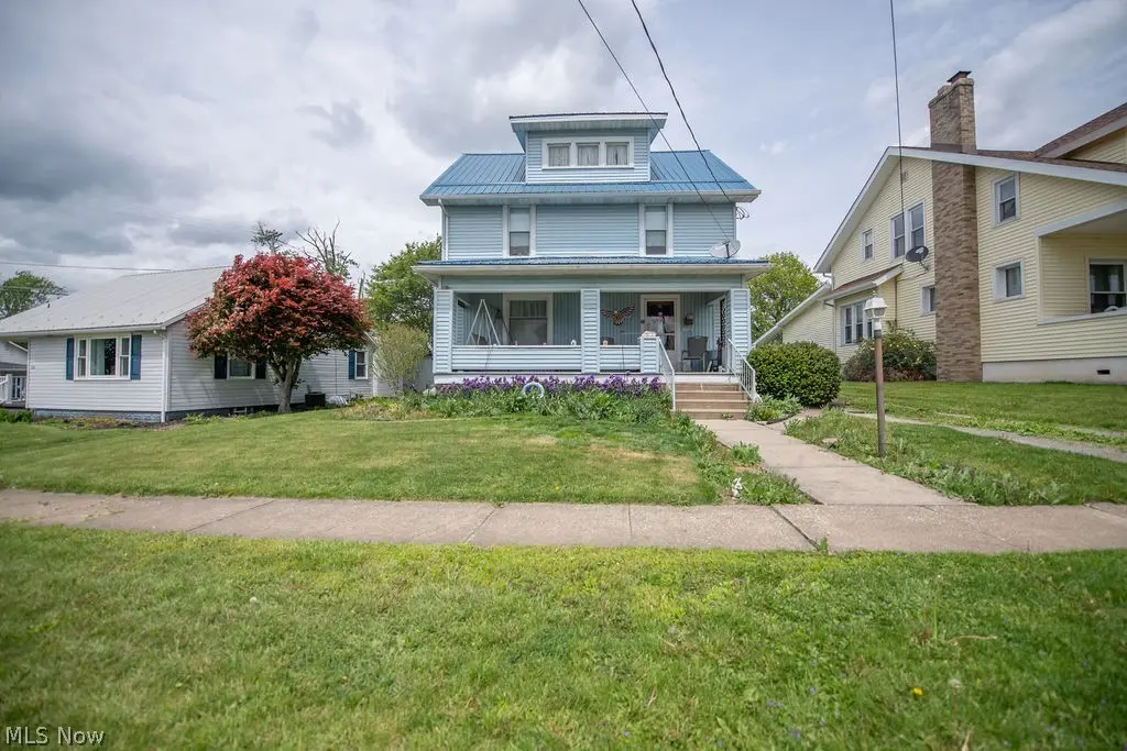 77 4th St NE