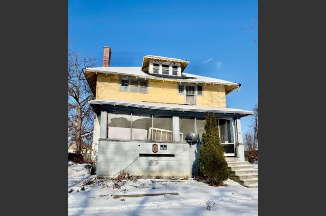 915 Burt St