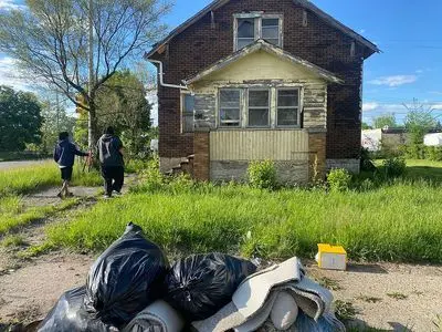941 E Brentwood St