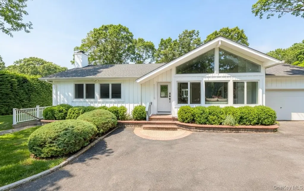 18 Squires Ave