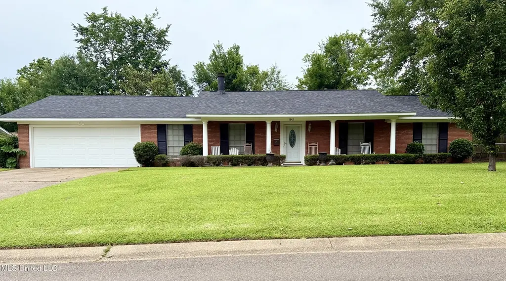 1842 Lake Trace Dr