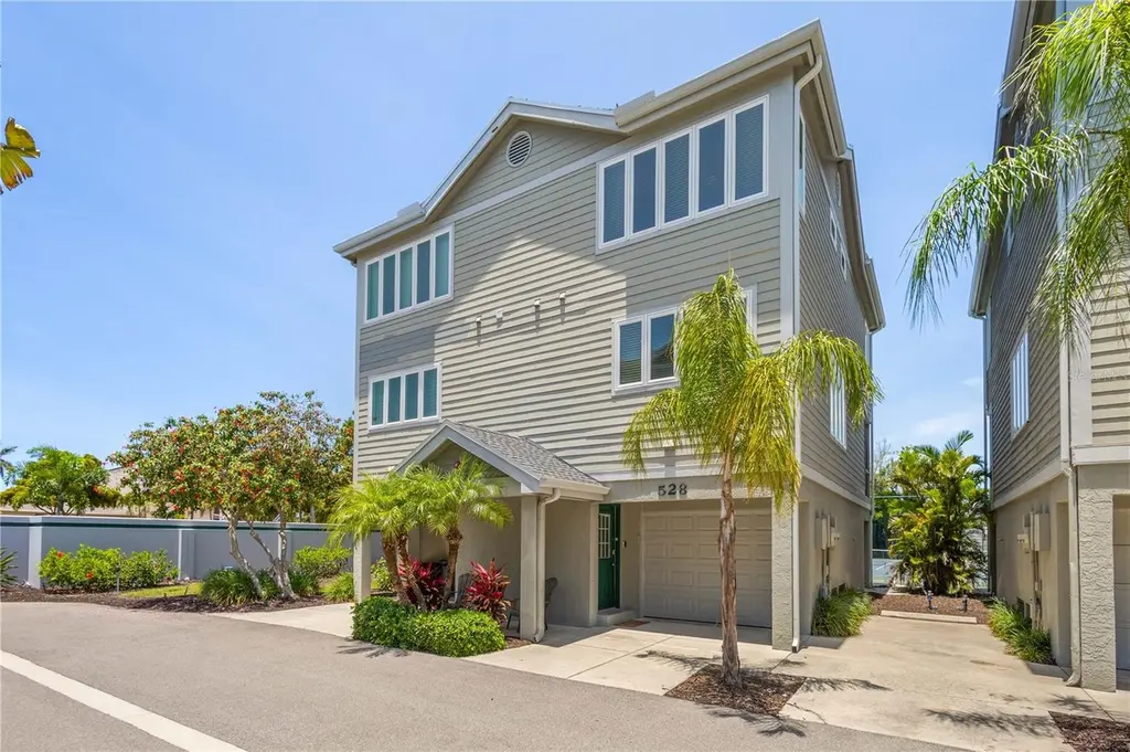 528 Forest Way